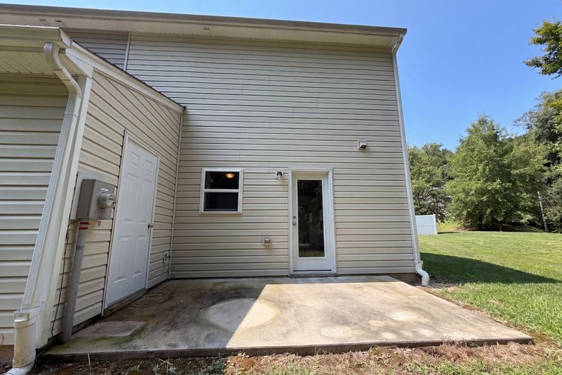 Photo 5 of 23 of 411 Sandybrooke Dr, High Point, NC