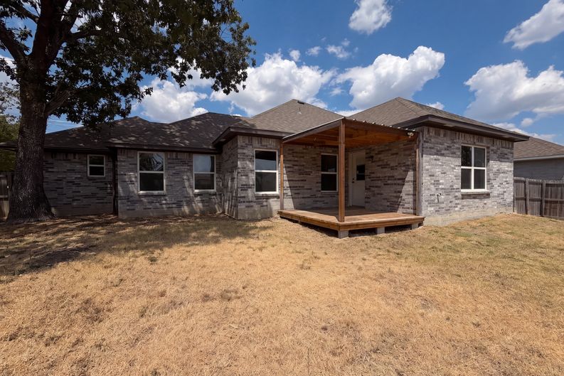 Photo 5 of 17 of 301 E Jefferson St, Palmer, TX
