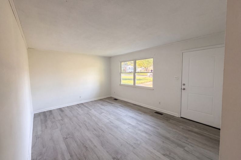 Photo 3 of 27 of 7301 Meadowbrook Cir, Knoxville, TN