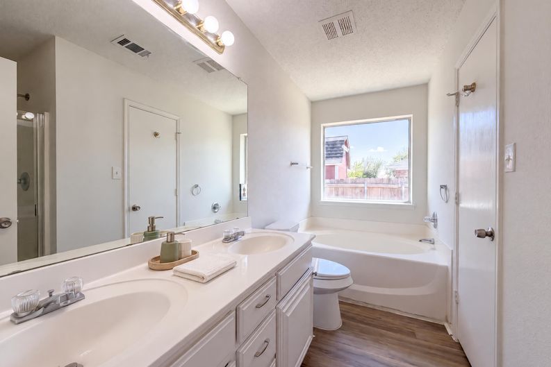 Photo 9 of 17 of 8025 Blue Duck Trl, Arlington, TX