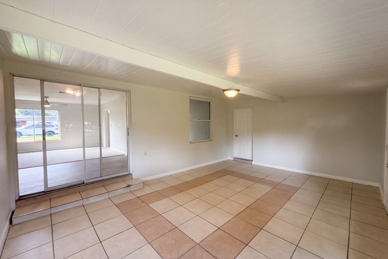Photo 8 of 24 of 411 W Seminole Ave, Eustis, FL