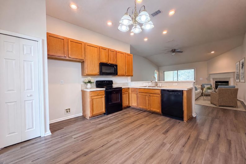 Photo 10 of 23 of 8436 Staplehurst Dr W, Jacksonville, FL