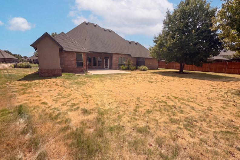 Photo 23 of 25 of 1017 W Camellia Way, Mustang, OK