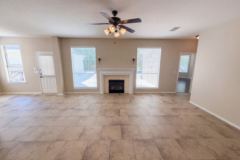 Photo 3 of 25 of 19401 Atasca Oaks Dr, Humble, TX