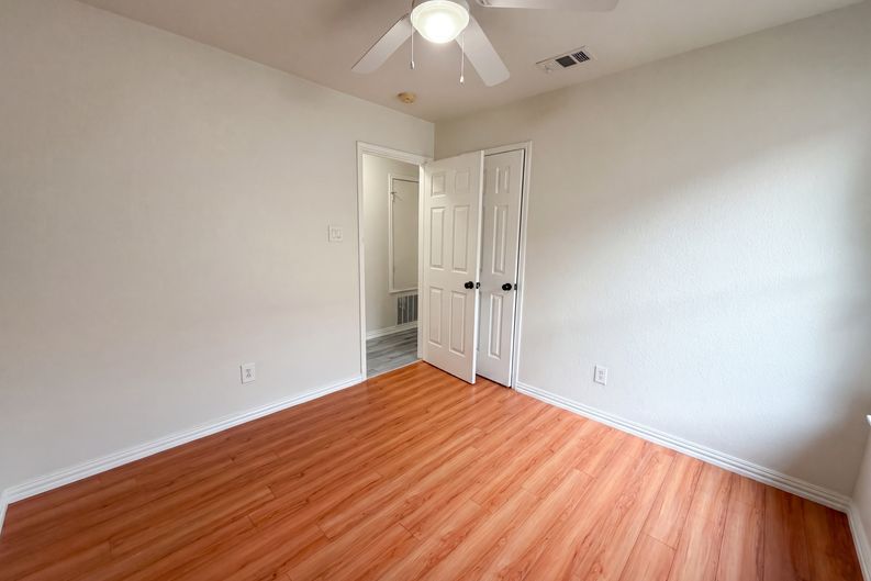 Photo 12 of 19 of 111 Forest Park Ln, Red Oak, TX