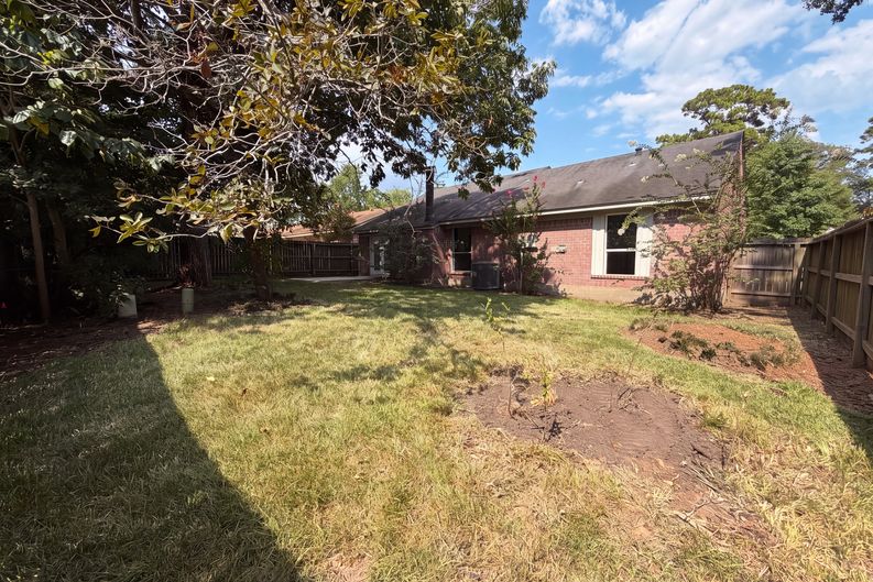 Photo 16 of 17 of 4011 Hunnington Dr, Conroe, TX