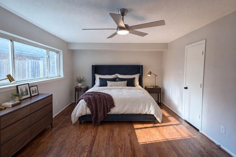 Photo 12 of 22 of 1618 Woodcrest Ln, Carrollton, TX
