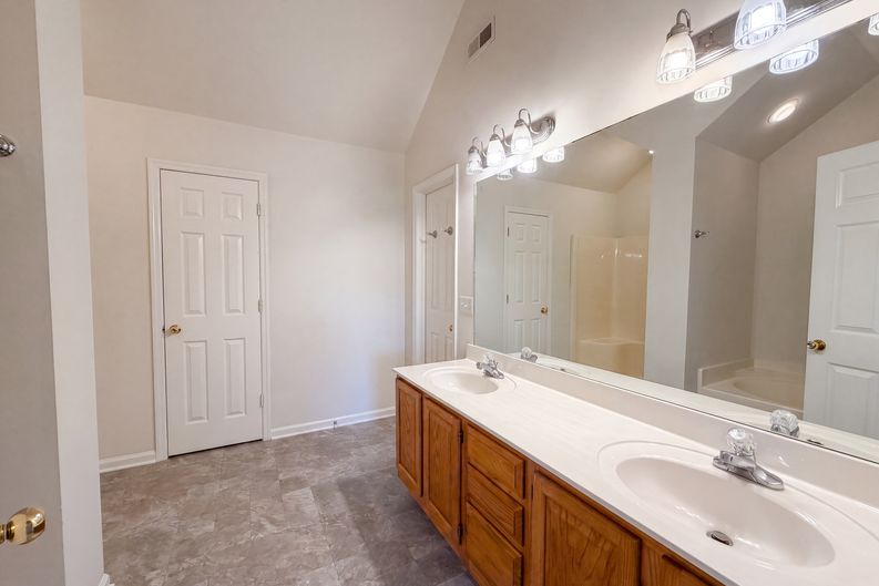 Photo 17 of 28 of 2120 Spring Lake Dr, Spring Hill, TN