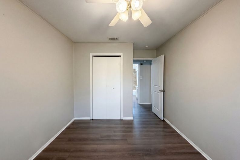 Photo 10 of 16 of 208 NW Summercrest Blvd, Burleson, TX
