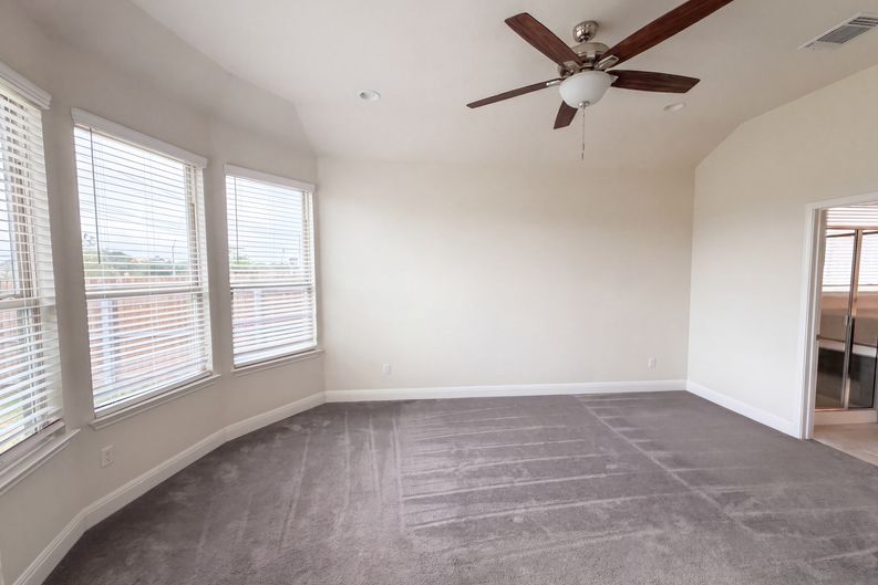 Photo 4 of 18 of 306 Duroc Dr, Hutto, TX