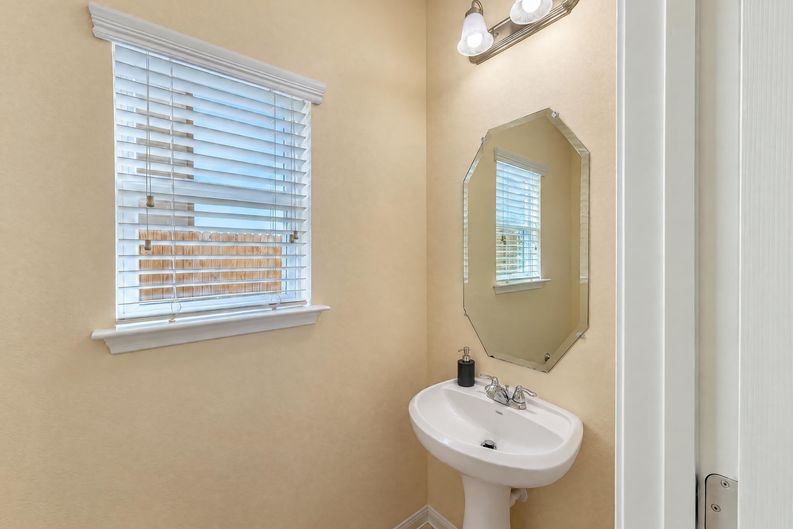Photo 8 of 26 of 6516 Stoney Creek Dr, Pasadena, TX