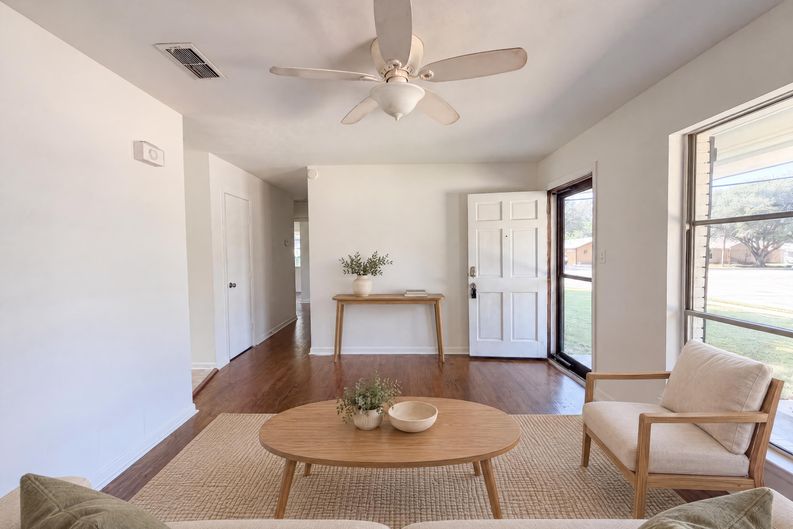 Photo 3 of 16 of 1213 S Ridgeway Dr, Cleburne, TX