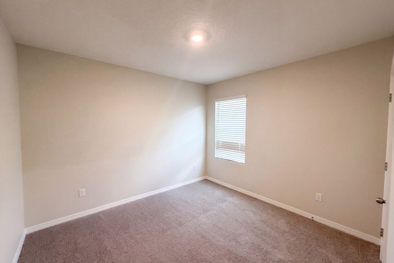Photo 17 of 25 of 2112 Elio Ridge Dr, Zellwood, FL