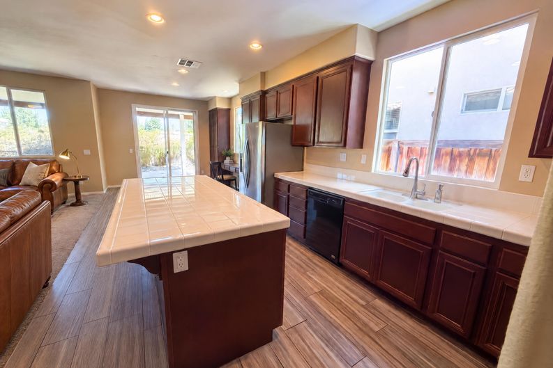 Photo 8 of 24 of 3136 Hibiscus Pt, Hemet, CA