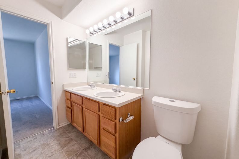 Photo 13 of 29 of 18959 E Linvale Pl, Aurora, CO