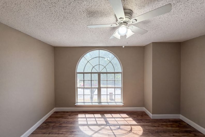 Photo 15 of 20 of 6604 N Chesterfield Dr, Fort Worth, TX