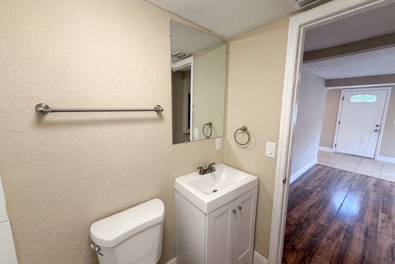 Photo 16 of 23 of 1506 W 16th St, Sanford, FL