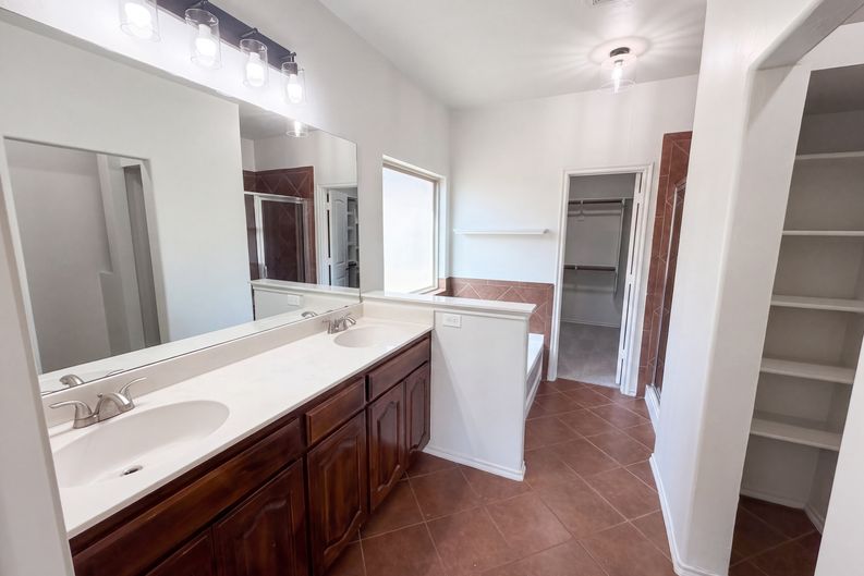 Photo 8 of 18 of 11208 NW 97th St, Yukon, OK
