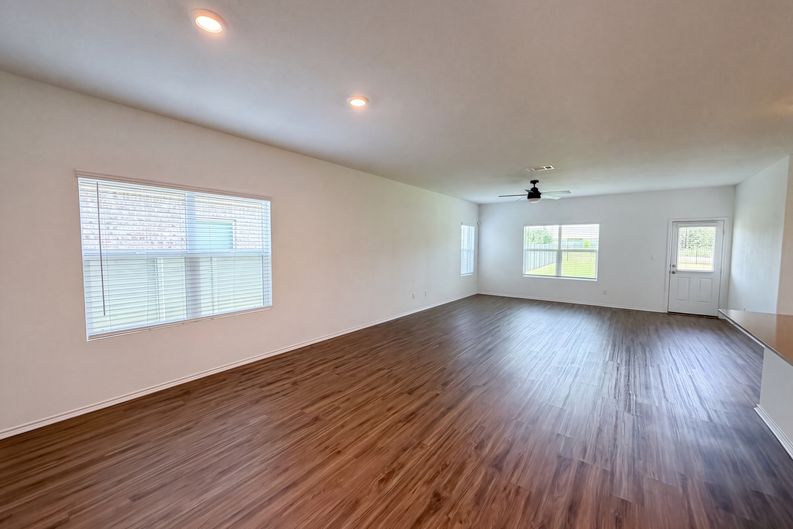 Photo 3 of 16 of 424 Wolf Springs Rd, Georgetown, TX