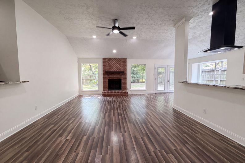 Photo 3 of 17 of 4011 Hunnington Dr, Conroe, TX