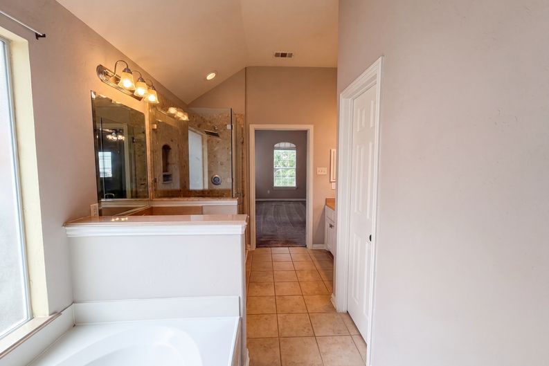 Photo 17 of 32 of 10330 Sandbar Dr, Irving, TX