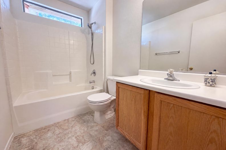 Photo 13 of 17 of 4818 Lone Grove Dr, Las Vegas, NV