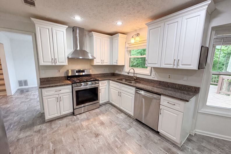 Photo 6 of 27 of 4378 Shady Dr NW, Lilburn, GA