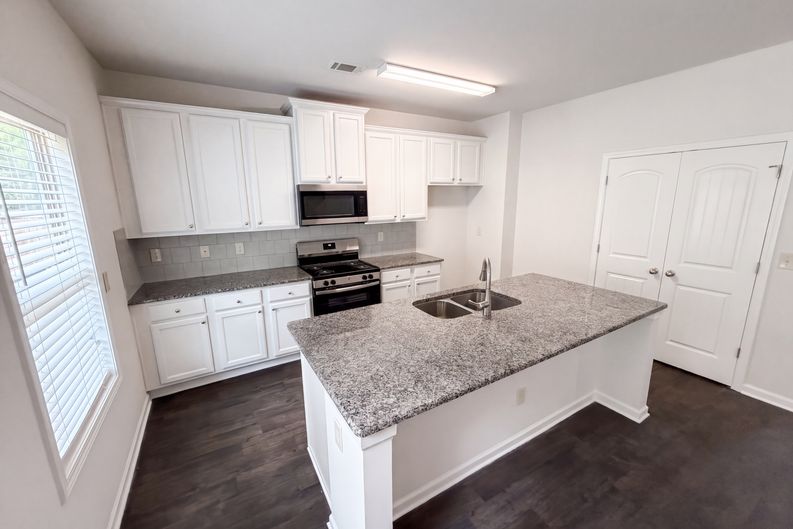Photo 9 of 41 of 821 Walnut Woods Dr, Braselton, GA