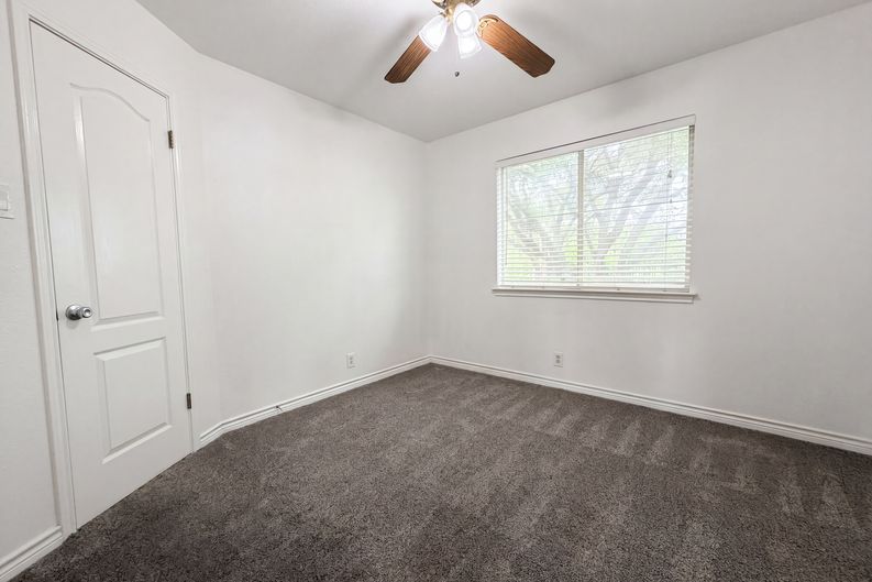 Photo 11 of 18 of 8423 Berry Knoll Dr, Universal City, TX