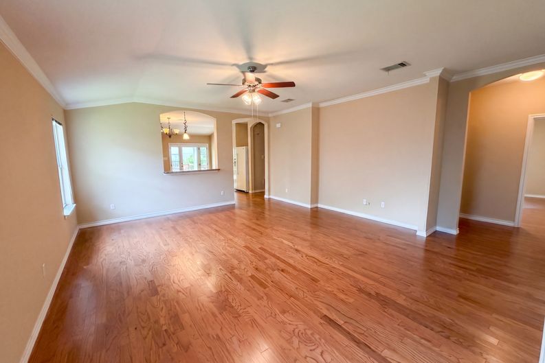 Photo 3 of 16 of 507 Decker Dr, Hutto, TX