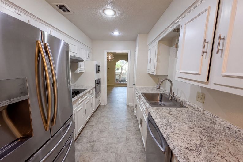 Photo 6 of 18 of 4824 Berridge Ln, Dallas, TX