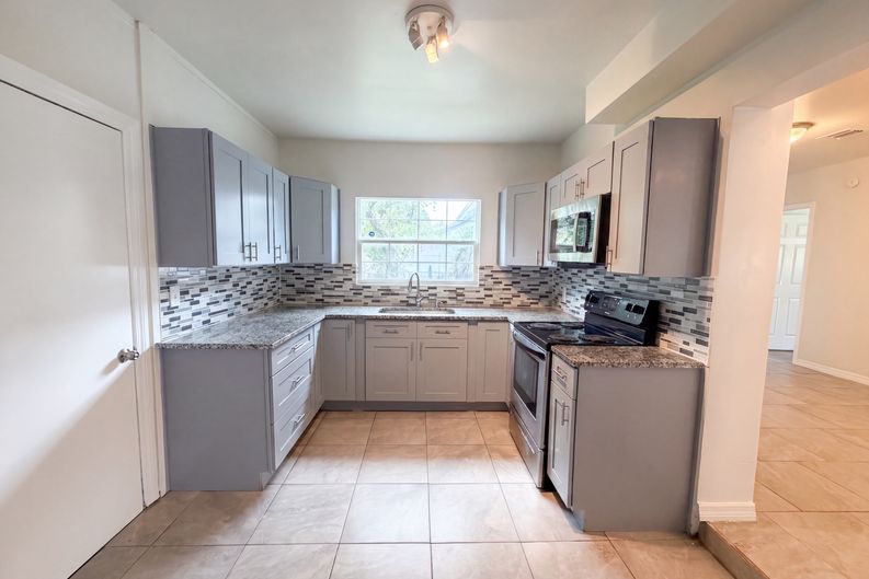 Photo 3 of 17 of 7117 N 50th St, Tampa, FL