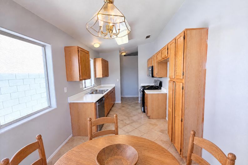 Photo 8 of 33 of 9121 Indian Breeze Dr, Las Vegas, NV