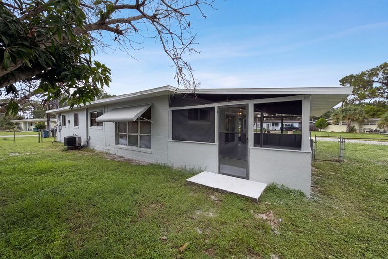 Photo 5 of 28 of 1053 Azalea Ln, Cocoa, FL