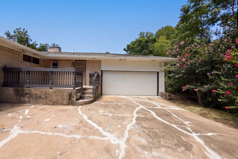 Photo 5 of 22 of 3423 Willow Crest Ln, Dallas, TX