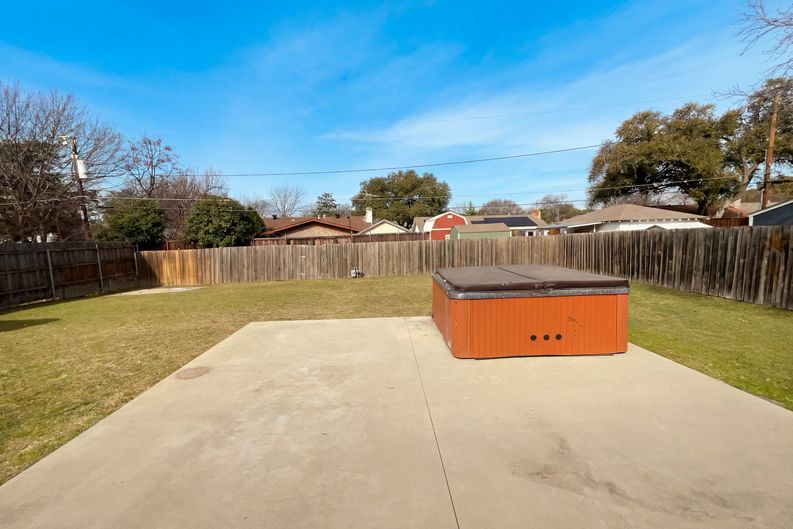 Photo 7 of 17 of 8541 Strathmore Dr, Dallas, TX
