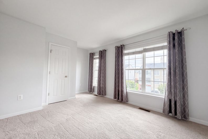 Photo 4 of 25 of 15613 John Diskin Cir, Woodbridge, VA