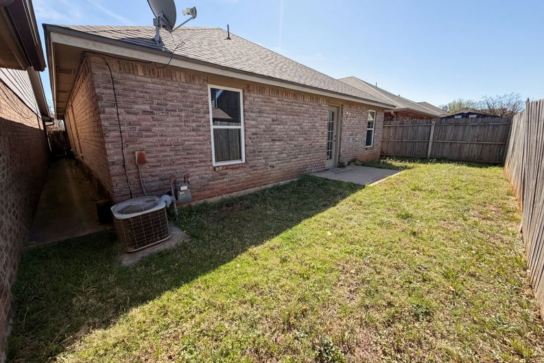 Photo 5 of 17 of 12917 Meadows Dr, Oklahoma City, OK