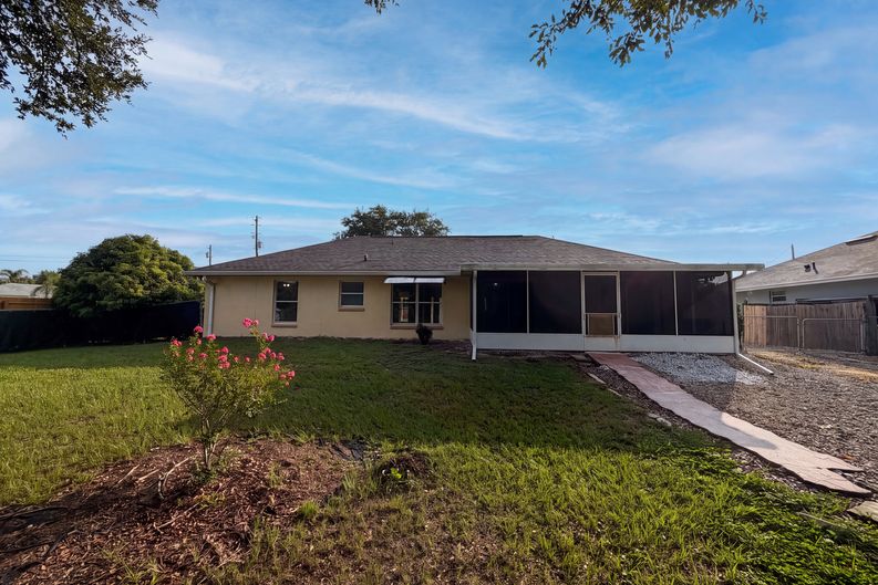 Photo 5 of 24 of 314 Dupont Cir, Howey In The Hills, FL