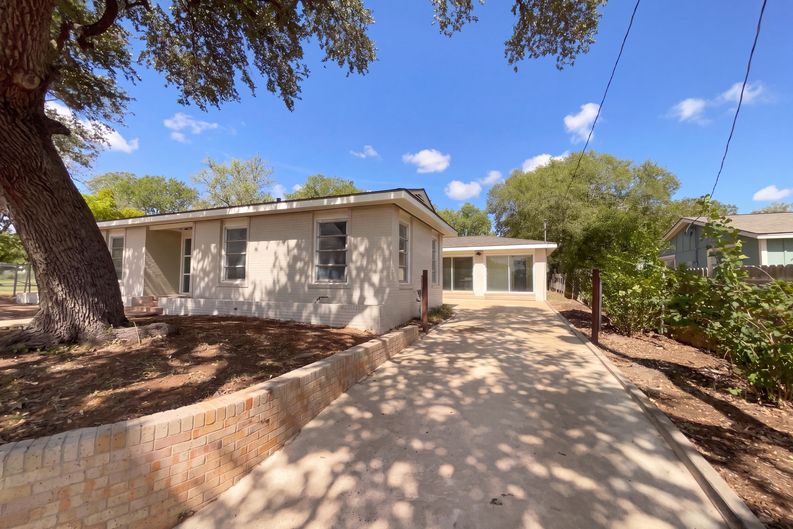 Photo 22 of 26 of 1205 G St, Floresville, TX