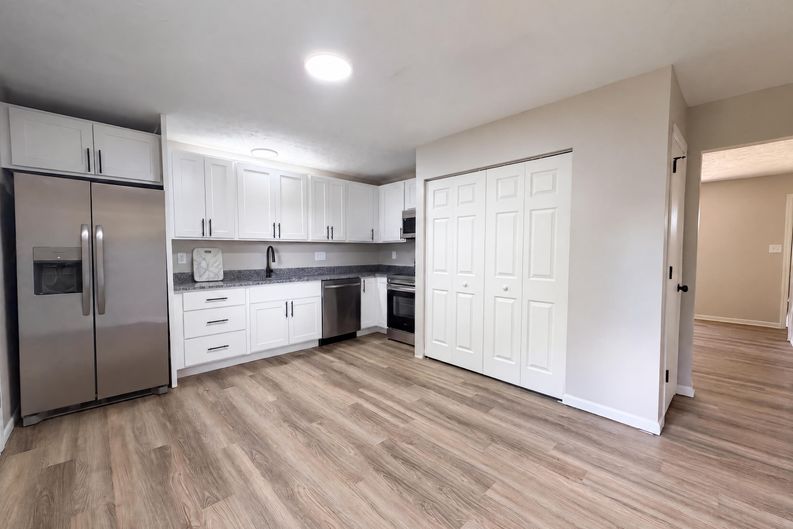 Photo 8 of 38 of 6363 Sandric Ln, Liberty Township, OH