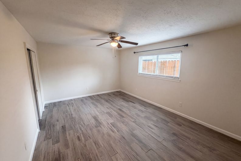 Photo 4 of 23 of 5116 E Bayou Dr, Dickinson, TX