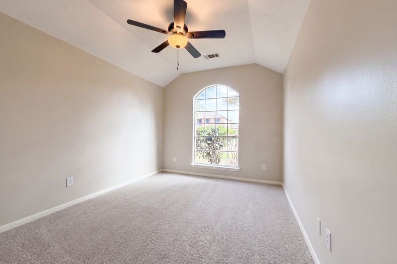 Photo 11 of 19 of 3419 Foursome Ln, Sugar Land, TX