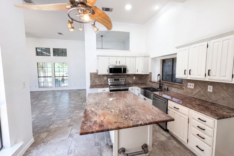 Photo 6 of 18 of 1613 Mullins Dr, Plano, TX