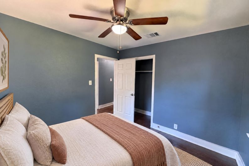 Photo 15 of 27 of 7405 Sterlingshire St, Houston, TX