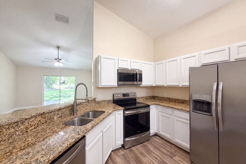 Photo 10 of 23 of 33137 Irongate Dr, Leesburg, FL