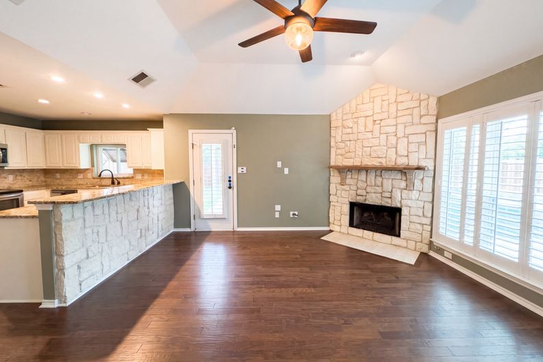 Photo 7 of 18 of 1416 Willow Wood Dr, Carrollton, TX