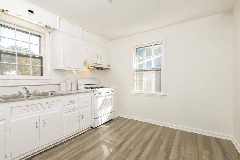 Photo 9 of 23 of 9713 52nd Ave, College Park, MD