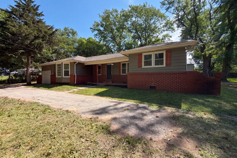 Photo 14 of 16 of 1825 NE Bren Mar Rd, Lees Summit, MO