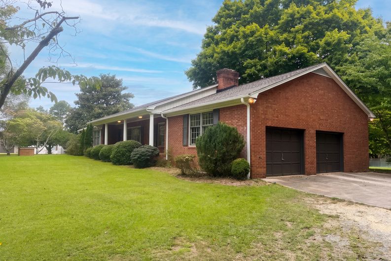 Photo 18 of 20 of 3828 Waterview Rd, High Point, NC